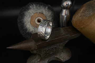 Silberring mit Hammerschlag